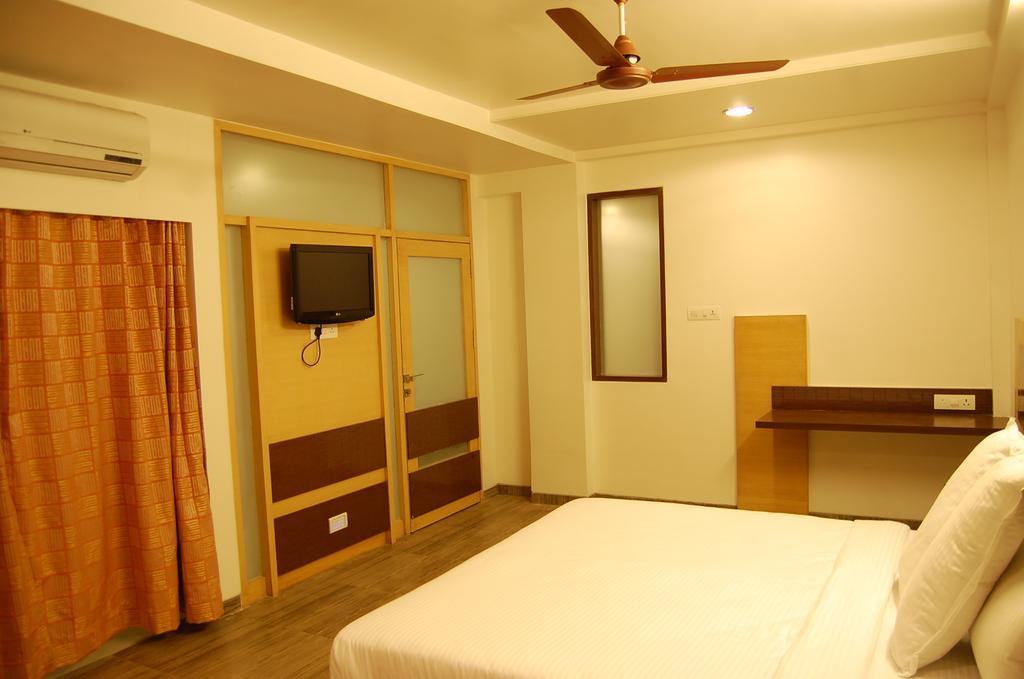 Hotel Bhagyalaxmi Shirdi Esterno foto